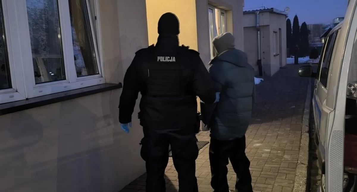 Policjanci czuwają nad bezpieczeństwem osób w kryzysie bezdomności. Pomogli mężczyznom na dworcu PKP w Przemyślu oraz w pustostanie, w Medyce
