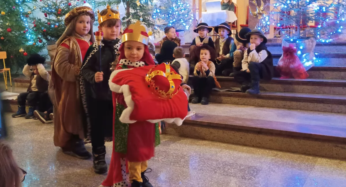 Przedszkolaki z Przedszkola nr 14 im. Czytelników Życia Przemyskiego wystąpiły dla babć i dziadków [GALERIA]