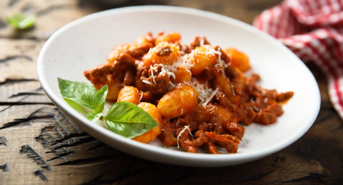 Gnocchi z mięsem mielonym w sosie pomidorowym
