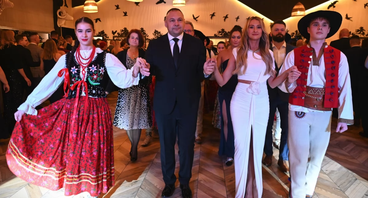 Przypomnieli tradycję bali oficerskich [ZDJĘCIA]