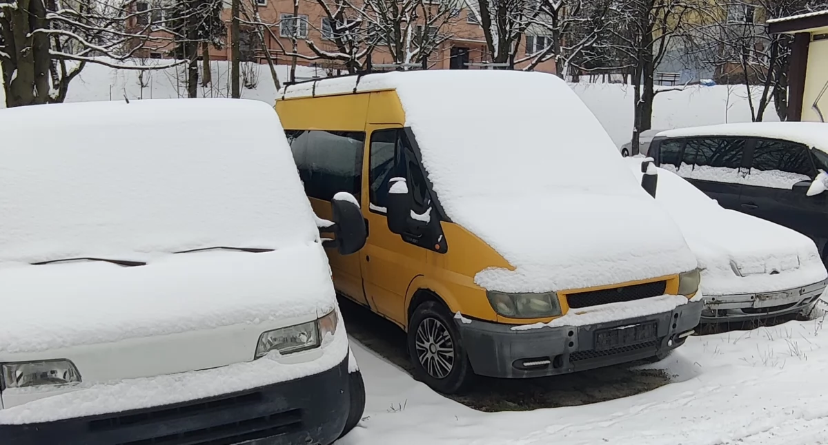 Opalińskiego zastawiona przez wraki. Mieszkańcy czują się bezsilni 