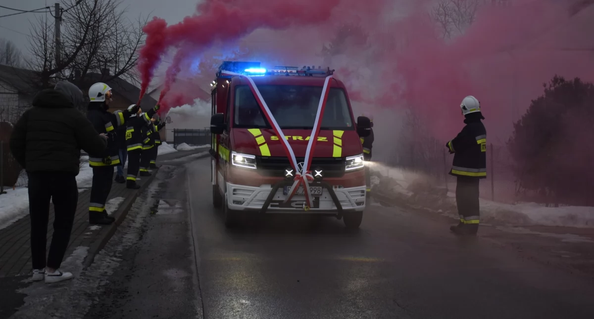 Volkswagen Crafter zasilił OSP w Łopuszce Małej [ZOBACZ ZDJĘCIA]