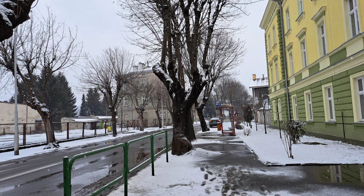 Zima ma swoje prawa, a szkoła funkcjonuje w kilku budynkach.  Nie zawsze łatwo to pogodzić
