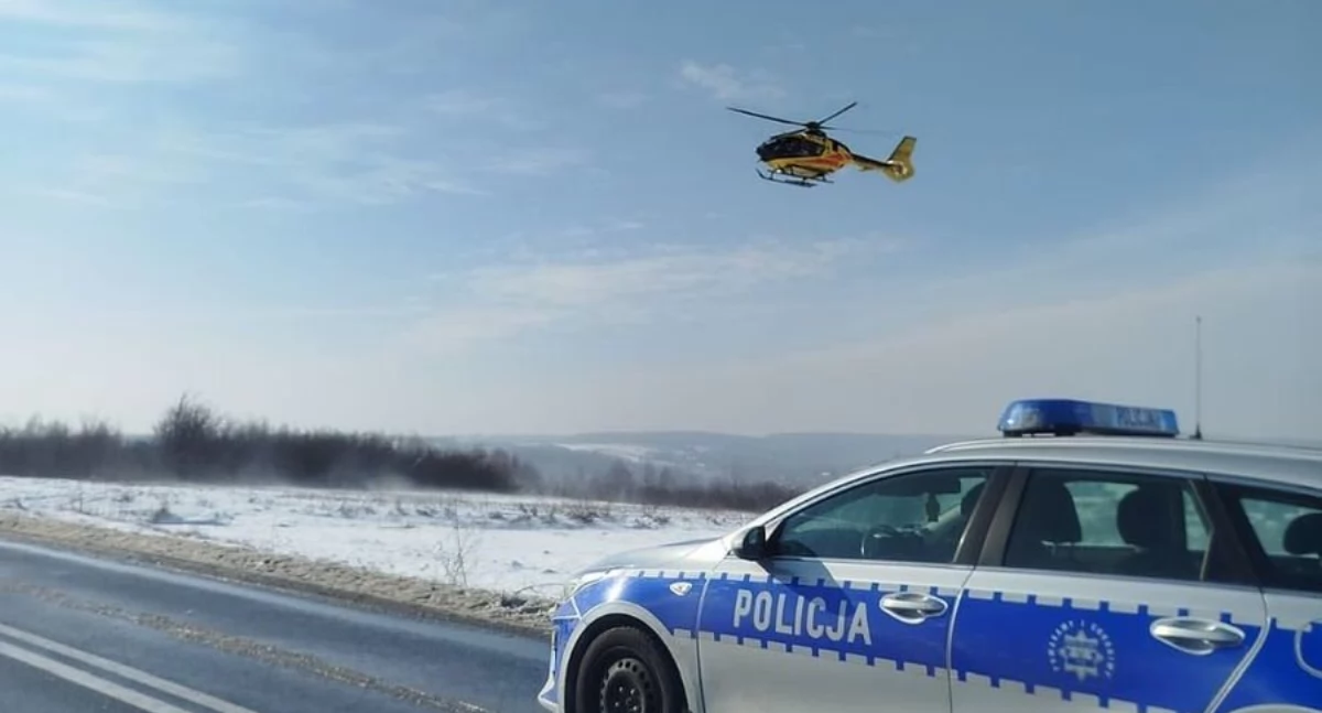 33-latka straciła panowanie nad pojazdem. Razem z nią podróżowało 2-miesięczne niemowlę. Poderwano śmigłowiec LPR 