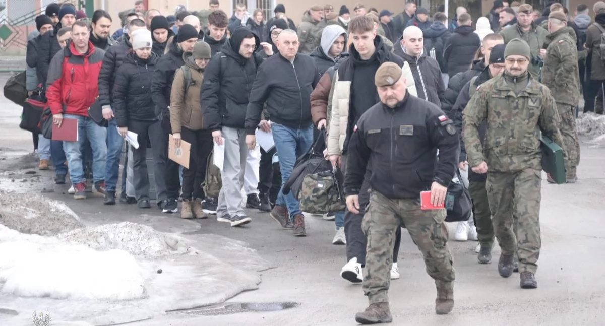 Kolejni ochotnicy stawili się w koszarach [ZDJĘCIA]