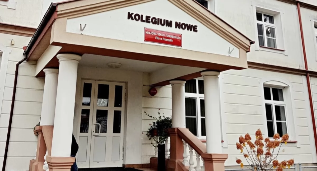 Krajowa Szkoła Skarbowości zaskarżyła uchwałę przemyskiej rady miejskiej do Wojewódzkiego Sądu Administracyjnego w Rzeszowie. Chodzi o niewyrażenie zgody na rozwiązanie umowy o pracę z radnym Robertem Balem