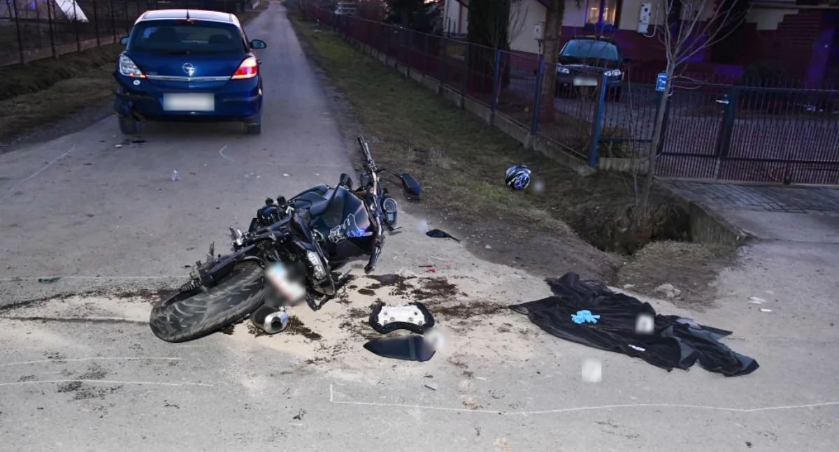 Zderzenie motocykla z osobówką. Kierowca jednośladu miał cofnięte uprawnienia do kierowania pojazdami 