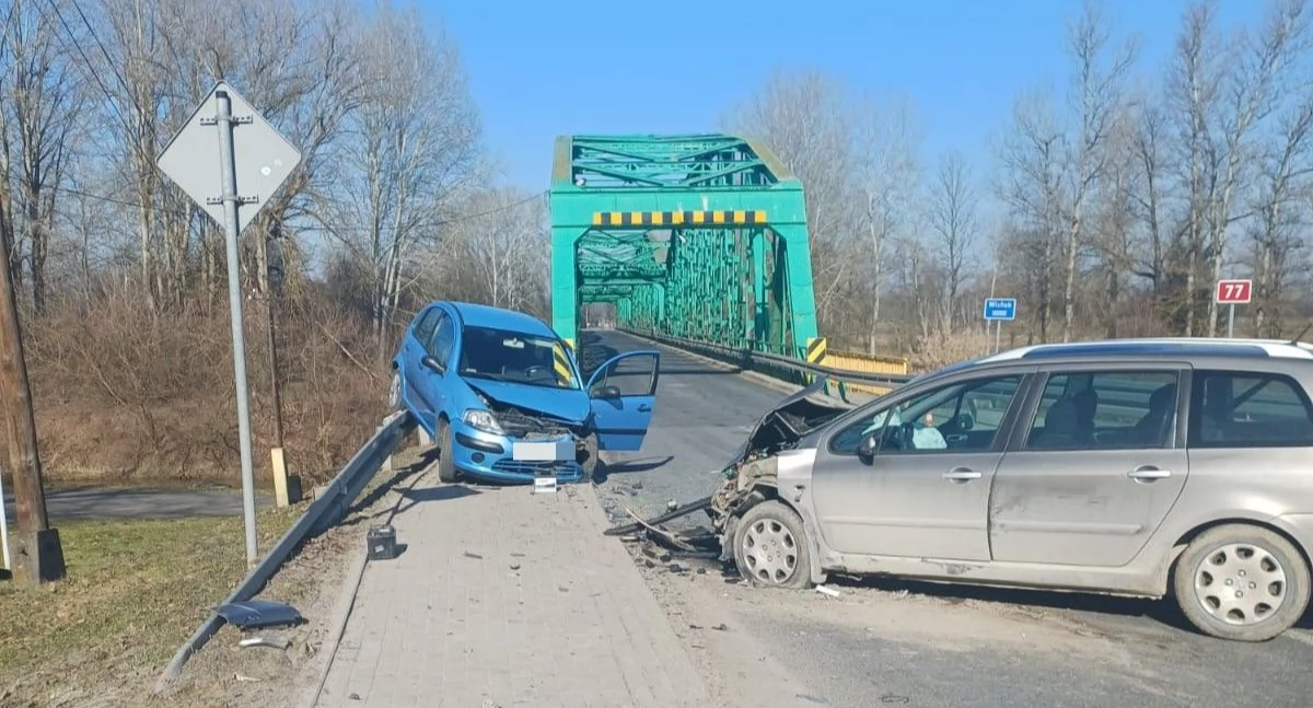 Wypadek w Tryńczy. Ucierpiały dwie osoby [ZOBACZ ZDJĘCIA]