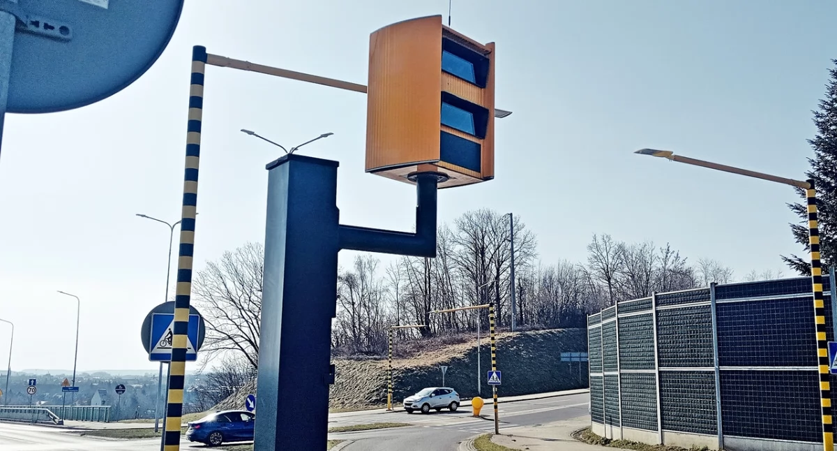 Fotoradarowy teatr absurdu. Ustawili atrapę w miejscu, gdzie zginęło już kilka osób! [ZDJĘCIA]