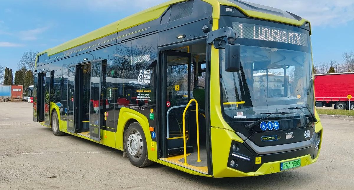 Żółty elektryczny autobus na ulicach Przemyśla
