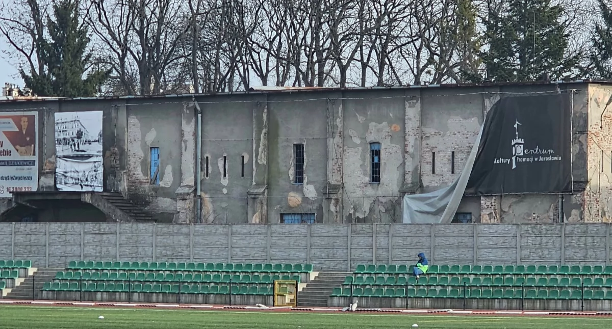 Brzydka „wizytówka” nowoczesnego obiektu przy ulicy Piekarskiej w Jarosławiu
