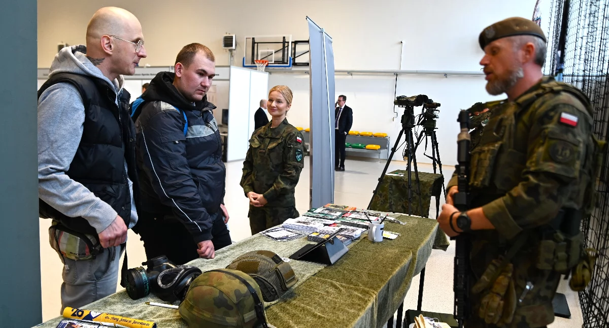 Szukali pomysłu na siebie. Jarosławskie Targi Pracy przyciągnęły tłumy odwiedzających [GALERIA]