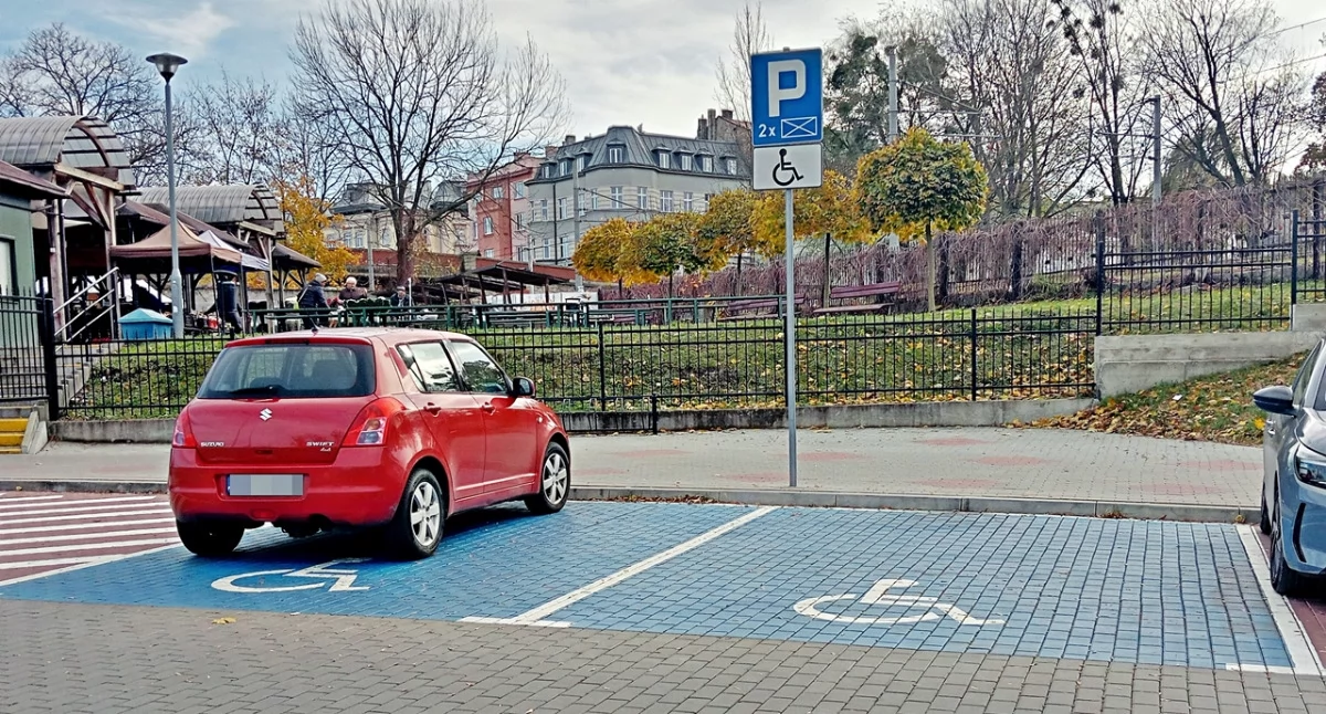 Bój o parkingi trwa. Będzie obywatelski projekt uchwały w sprawie parkowania osób z niepełnosprawnościami?