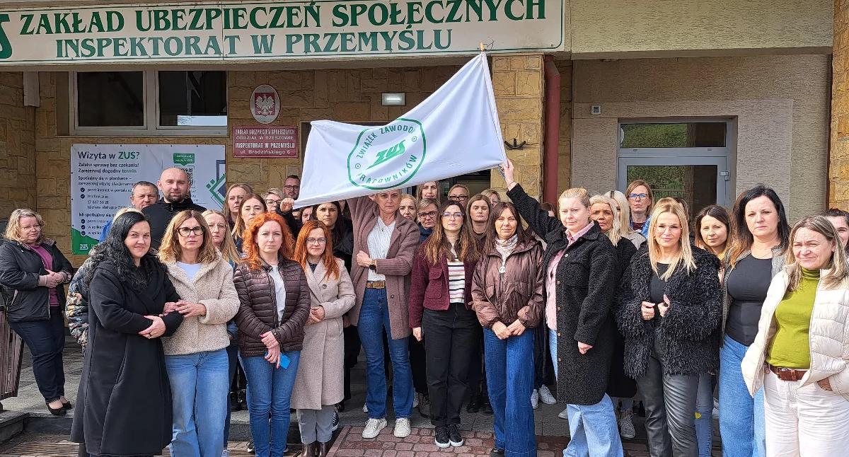  W ZUS wrze. – Chcemy godnego wynagrodzenia za ciężką i odpowiedzialną pracę!  – mówią pracownicy 