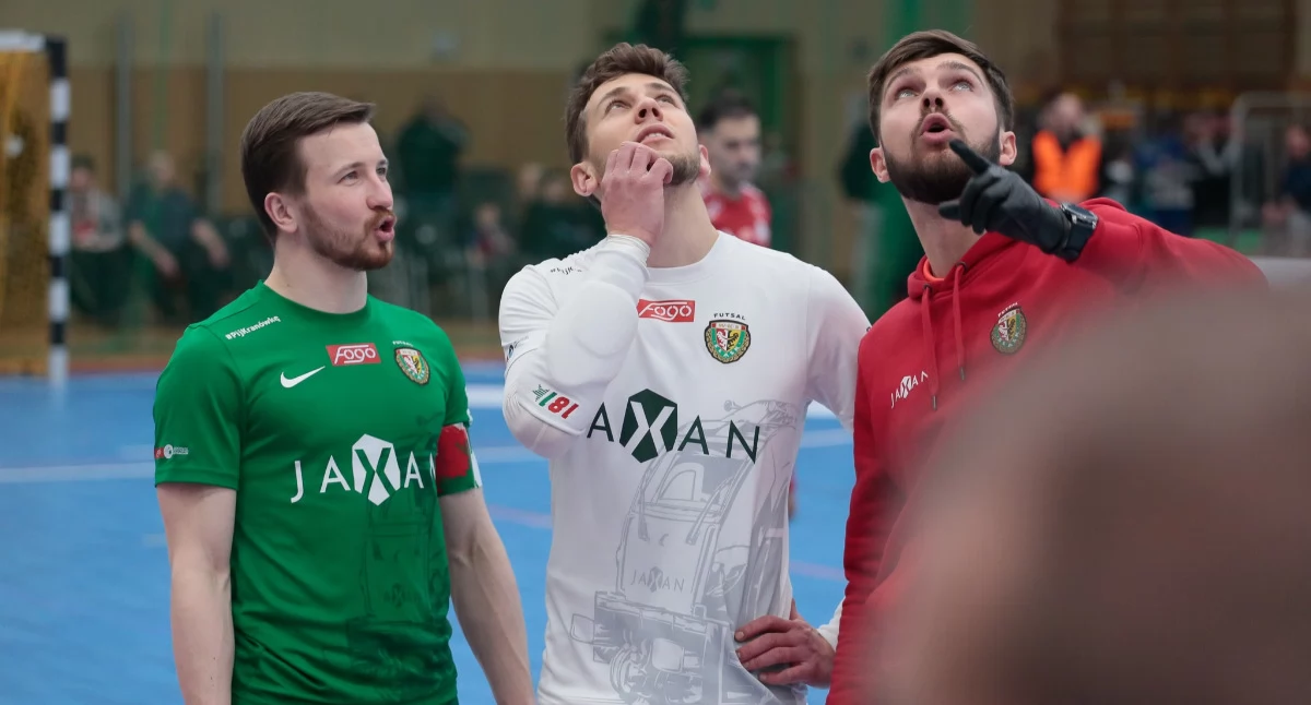 Kap, kap, kap. Hala przy ulicy Mickiewicza cieknie…