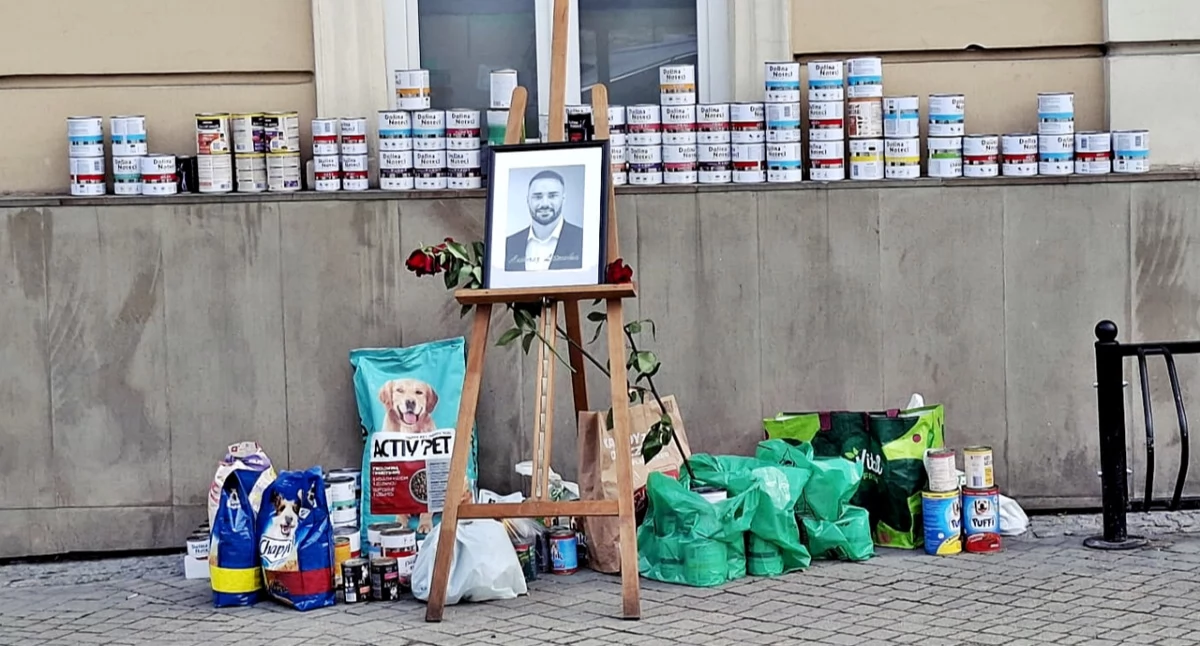 Akcja w hołdzie posłowi Łukaszowi Litewce. Jedni przynosili, inni... kradli [ZDJĘCIA]