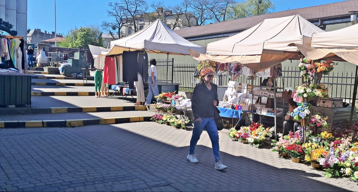 Kupcy chcą obniżenia opłaty za handel na chodnikach