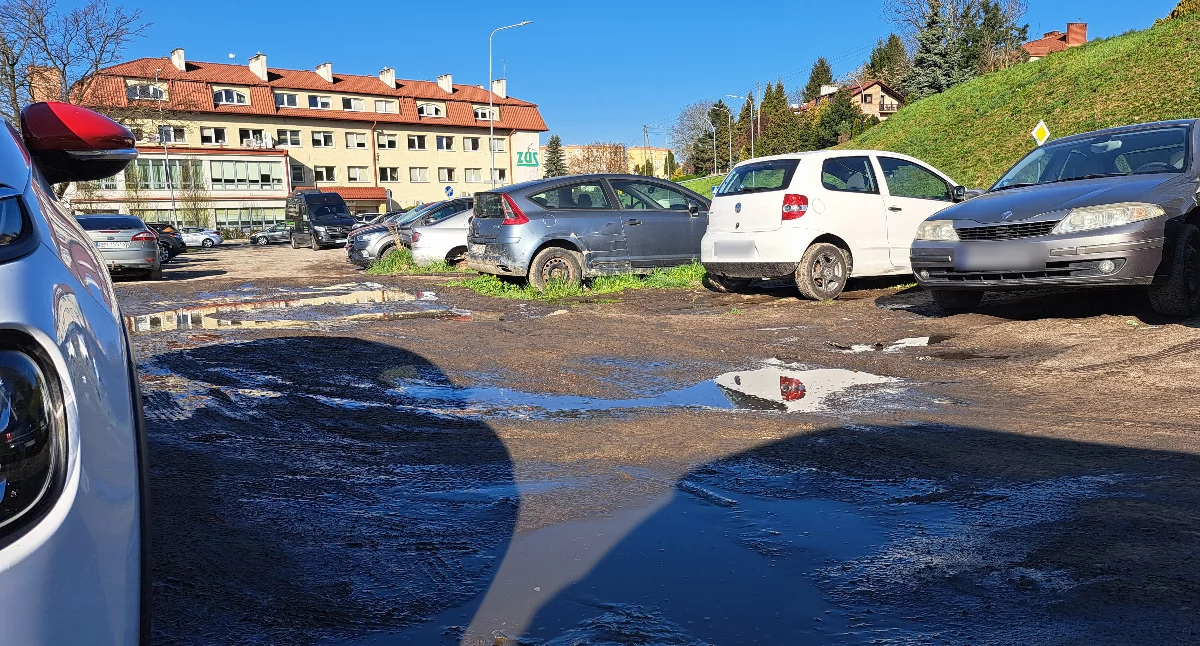 Kierowcy mają dość parkowania na klepisku. Czy miasto stworzy parking z prawdziwego zdarzenia?