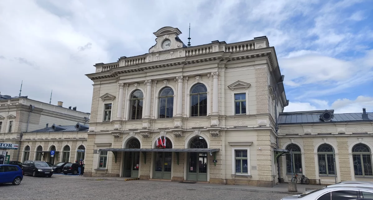 Malowidła w holu przemyskiego dworca [ZOBACZ ZDJĘCIA]