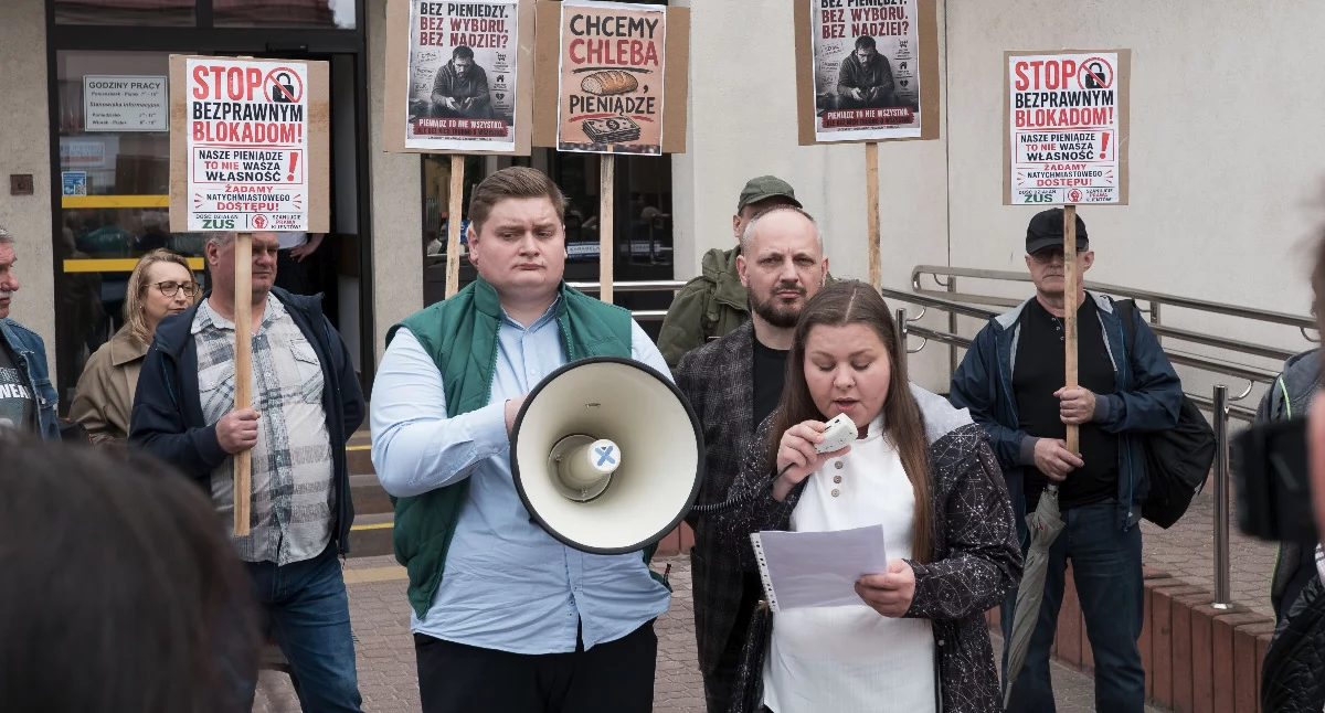 Protest pracowników i zarządu Fibrisu przed siedzibą ZUS [ZOBACZ ZDJĘCIA]
