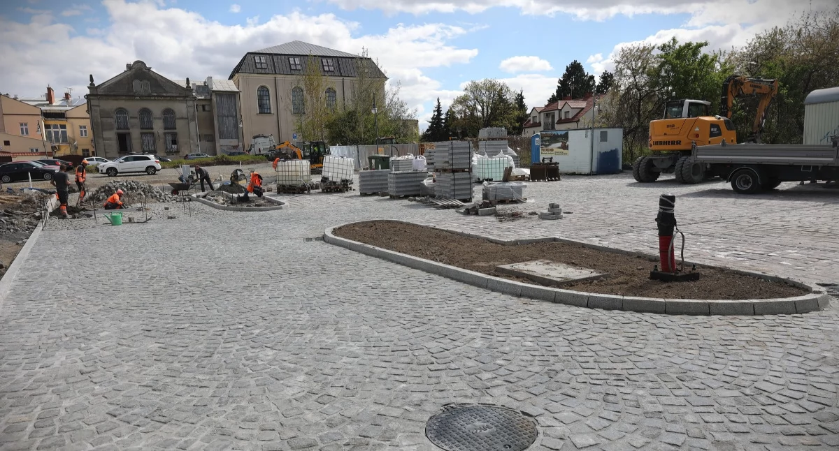 Trwa budowa parkingu przy Świętojańskiej. Czy rozwiąże problem z zaparkowaniem auta w okolicy Rynku?