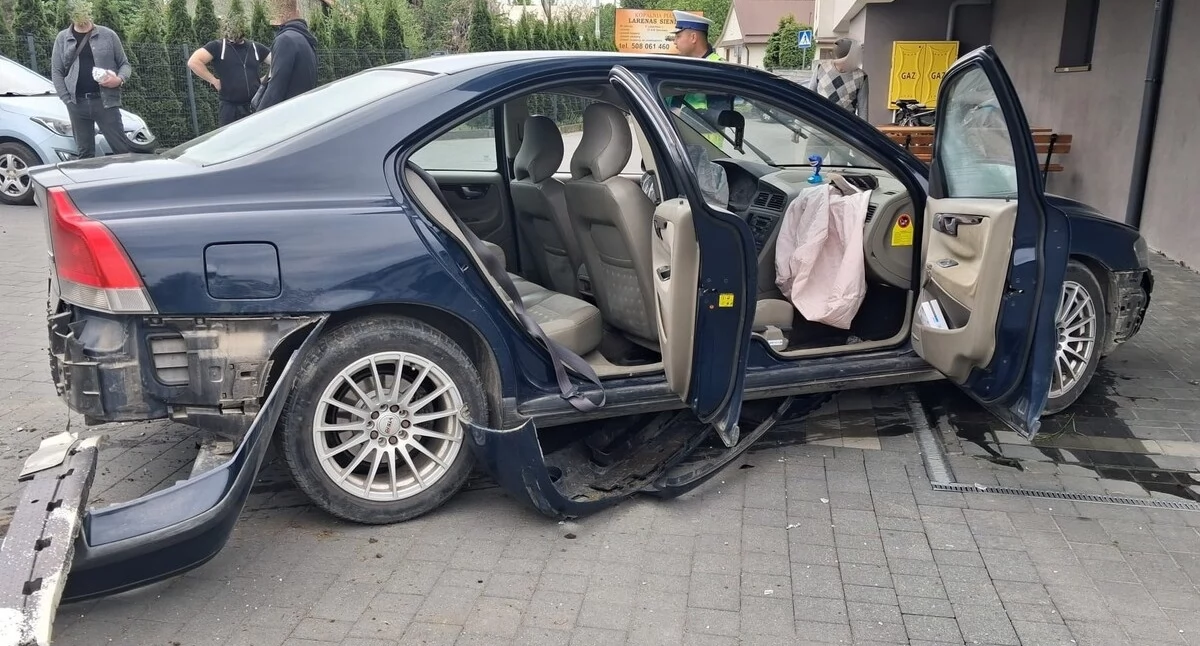 18-latek stracił panowanie nad pojazdem i wjechał w ogrodzenie. – Prędkość dopuszczalna nie zawsze oznacza prędkość bezpieczną – grzmią służby [ZOBACZ ZDJĘCIA]