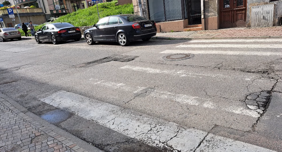 Zebry i linie na jezdni wrócą do formy.  Kiedy miasto odświeży oznakowanie poziome?