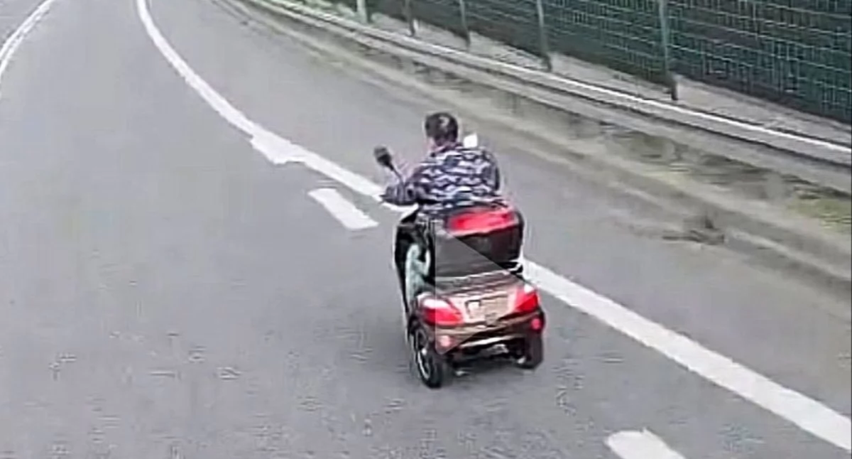 Policjanci eskortowali wózek inwalidzki na obwodnicy Jarosławia