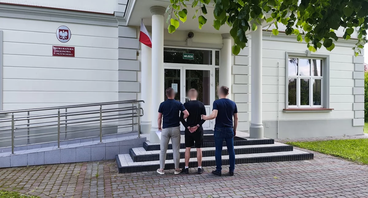Zabezpieczyli 838 g niedozwolonych substancji. Wstępne badania potwierdziły, że to klefedron. 23-letni mieszkaniec powiatu przeworskiego usłyszał zarzut