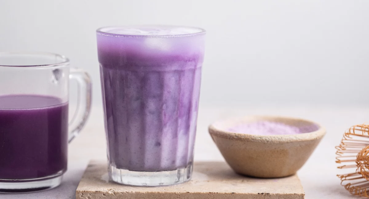 Domowe ube latte – fioletowy napój inspirowany internetowymi trendami