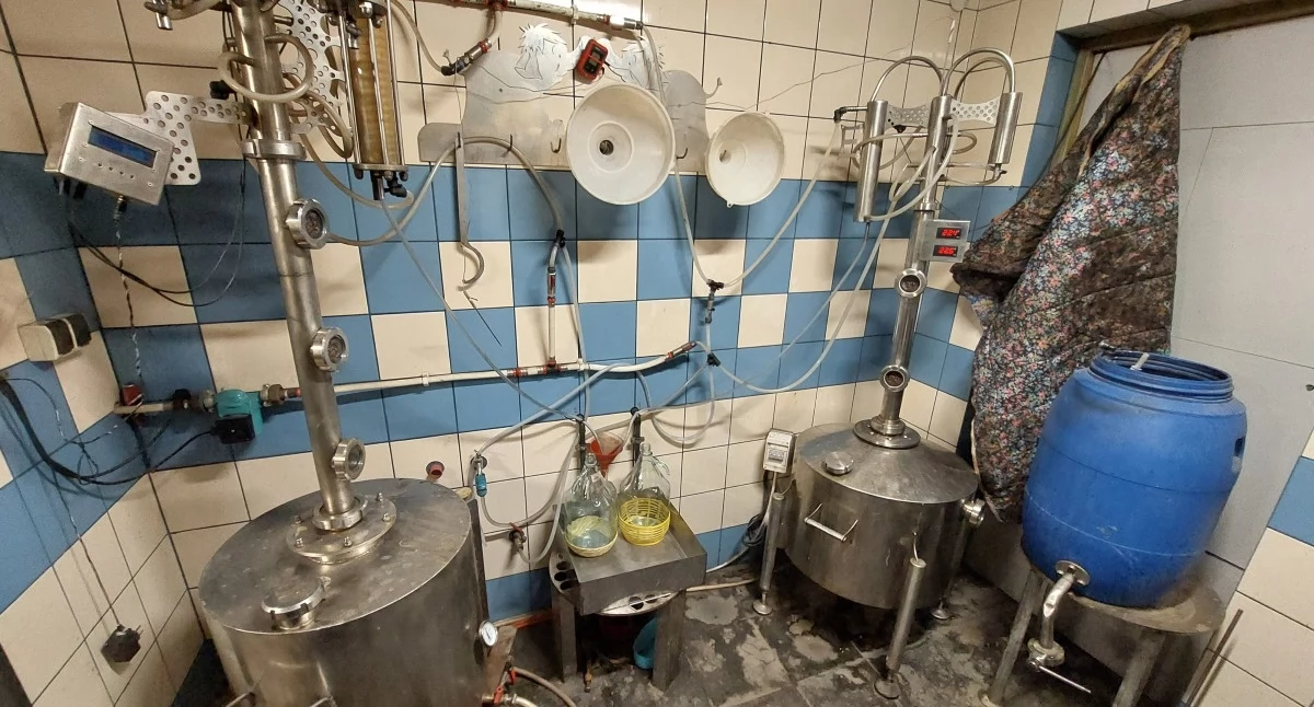 Twierdził, że to „na własny użytek”. KAS zabezpieczyła ponad 630 litrów nielegalnych wyrobów alkoholowych [ZOBACZ ZDJĘCIA]