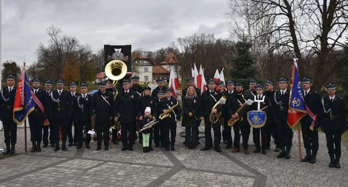 Orkiestra dęta i jej trzej członkowie z tytułem „Zasłużony dla Gminy Medyka”