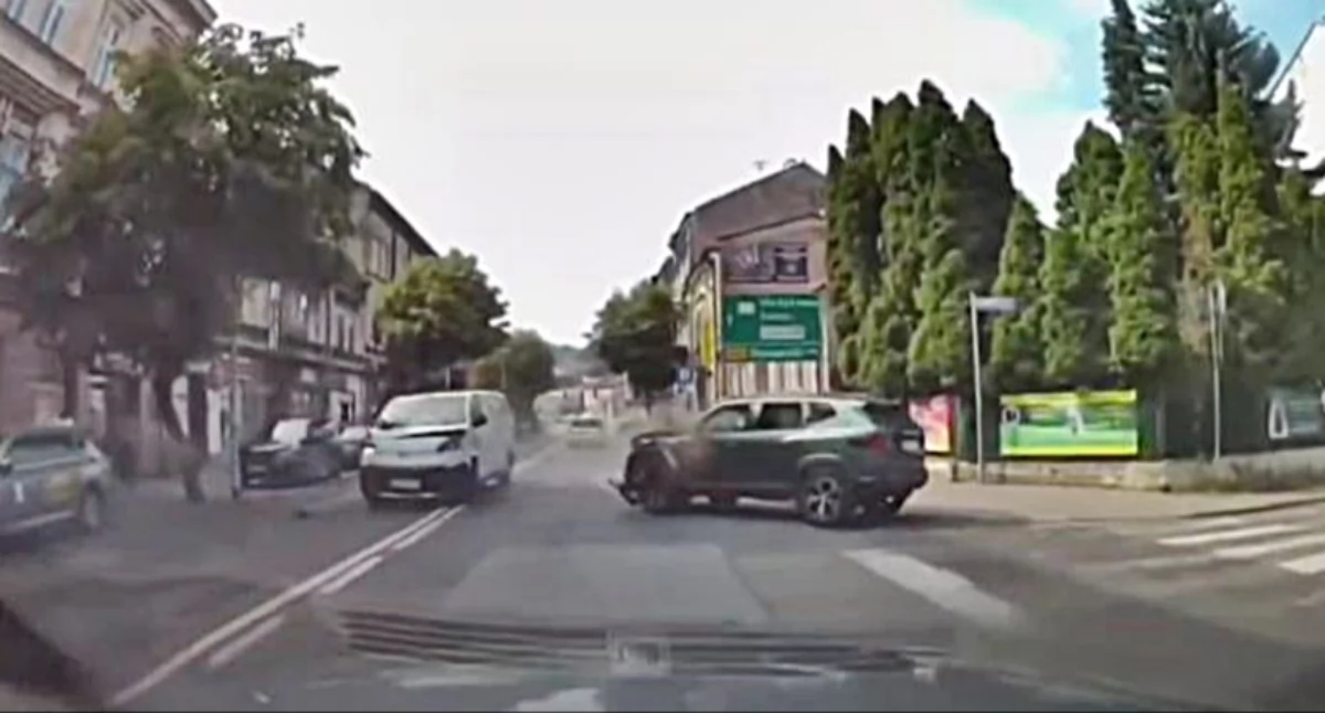 Dramat na 3 Maja. Młoda kobieta wpadła wprost pod nadjeżdżający samochód [WIDEO]