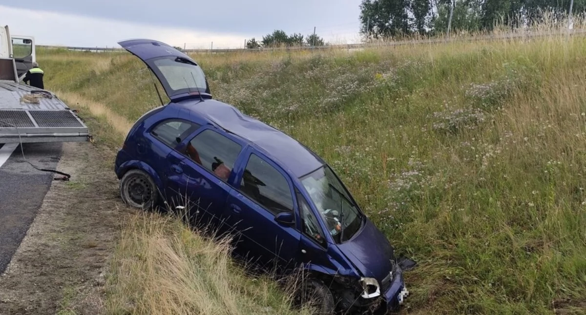 Niebezpieczne zdarzenie na A4. Opel wylądował w rowie [ZOBACZ ZDJĘCIA]
