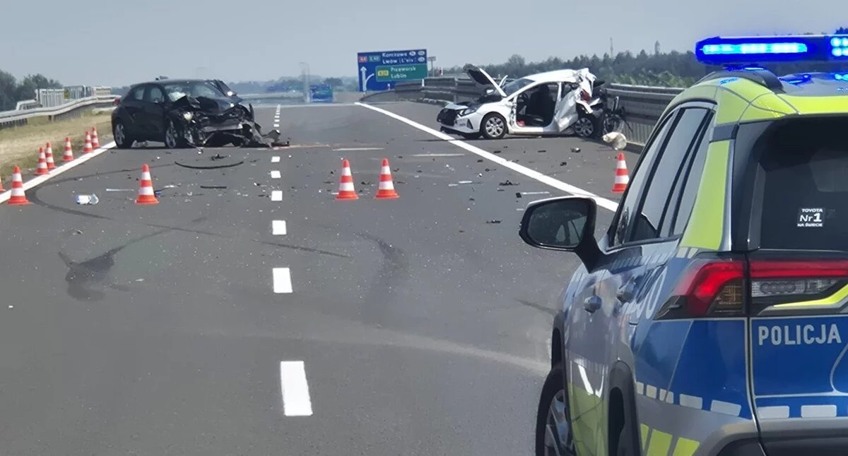 Wypadek na A4. Dwie osoby trafiły do szpitala [ZOBACZ ZDJĘCIA]