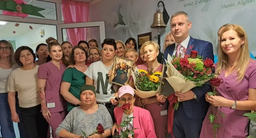 W szpitalu uroczyście odsłonięto Dzwon Zwycięstwa. Oby dzwonił jak najczęściej [ZDJĘCIA]
