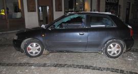 Przemyślanin powybijał szyby w aucie i uszkodził roletę w lokalu [ZDJĘCIA]