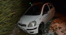 31-letni kierowca wjechał toyotą do rowu. Wiózł narkotyki i był pijany
