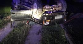 Pijany 17-latek chciał zaimponować koledze. Efekt: zniszczony jeep i ogrodzenie