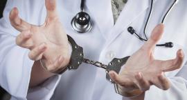 Udawał neurochirurga, leczył raka eliksirami, witaminą C i szatą ze śladami pazurów szatana 