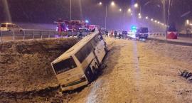 [Wypadek autokaru na A4] Strażak z jarosławskiej komendy pierwszy udzielał pomocy, 2 osoby zaklinowane