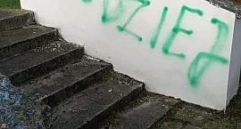 Wandale wypisali na trybunach i szatni obraźliwe hasła [ZDJĘCIA]