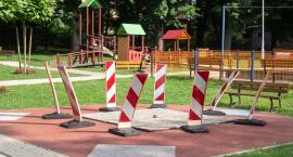 Poprawki w Parku Miejskim, poprawki na placu zabaw