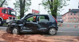 Fiat wjechał w tira. Ranny 77-latek [ZDJĘCIA]