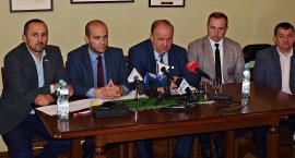 – Boję się o życie swoje i bliskich – twierdzi przewodniczący rady Maciej Kamiński