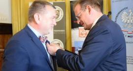 Andrzej Zapałowski z medalem „Pro Patria”
