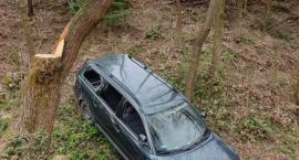 Nie zaciągnął hamulca, auto stoczyło się ze skarpy. Właściciel zgłosił kradzież