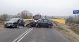 Czołowe zderzenie vw i toyoty. Ucierpiały 3 osoby