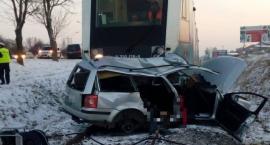 Szynobus staranował volkswagena. 2 młode osoby nie żyją [ZDJĘCIA]