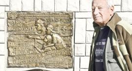 Skandal z tablicami przy pomniku Orląt